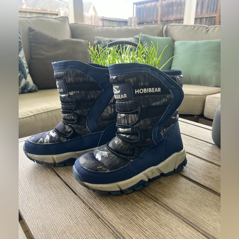 Snow boots Boys size 1 -1.5 US in kids size. 32 in Europe.
